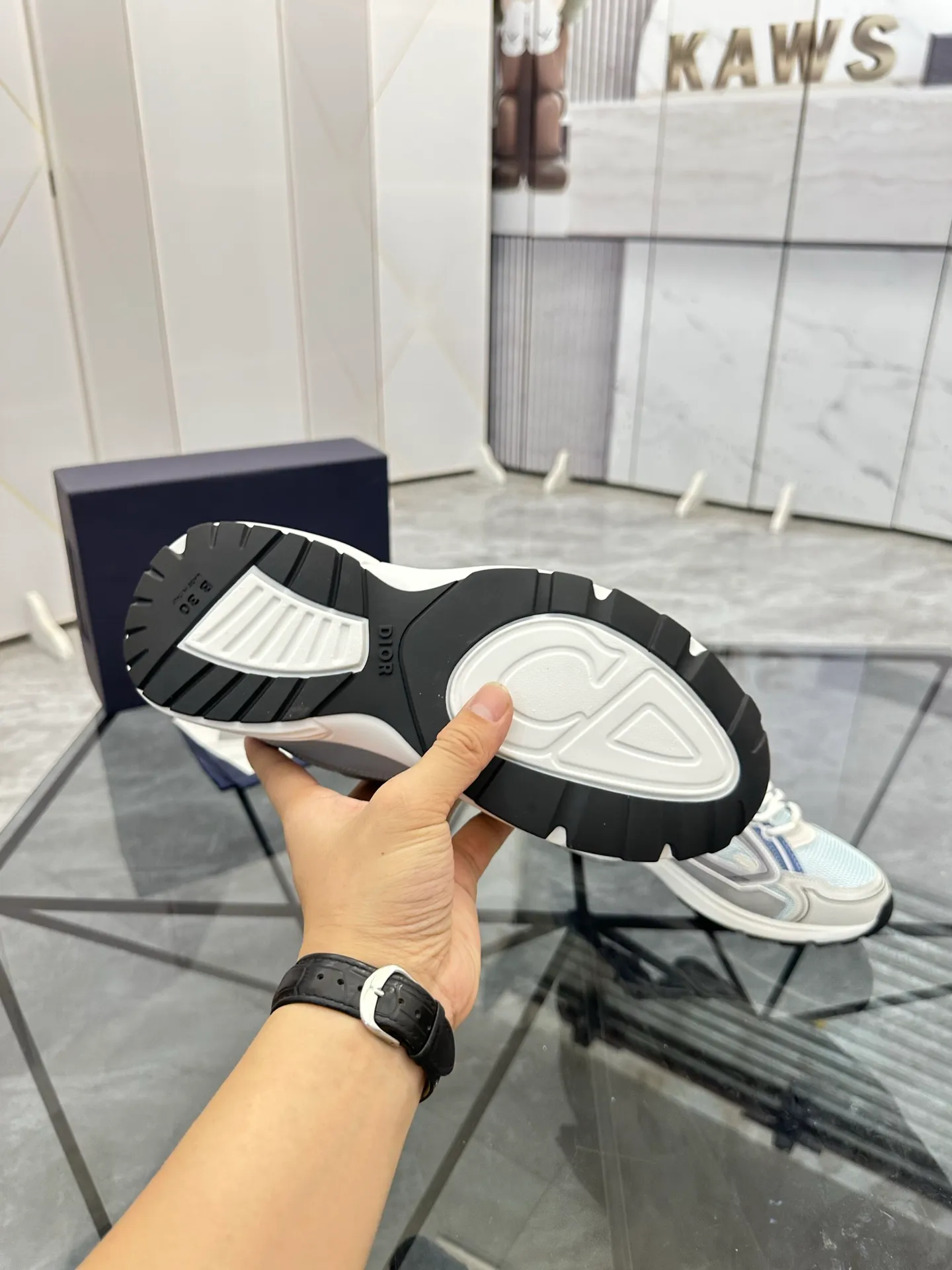 Men's shoes: 💰P400¥ Available in Guangzhou Product trademark: Dior* "Dior*" low-top casual shoes Regular size: 35-46 (can be customized to 47) Couple style Product materials: Upper imported cowhide stitched with original fabric, breathable lining, ultra-light foam original outsole. No.: 007